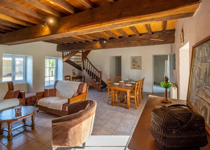 Casa de Férias Maison De Ferme Rénovée Avec Cheminée, Terrasse Et Jardin Clos - à 800m Du Bourg De - Fr-1-426-149 *